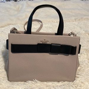 Kate Spade ♠️ leather purse w/ removable shoulder strap. Feet on bottom.